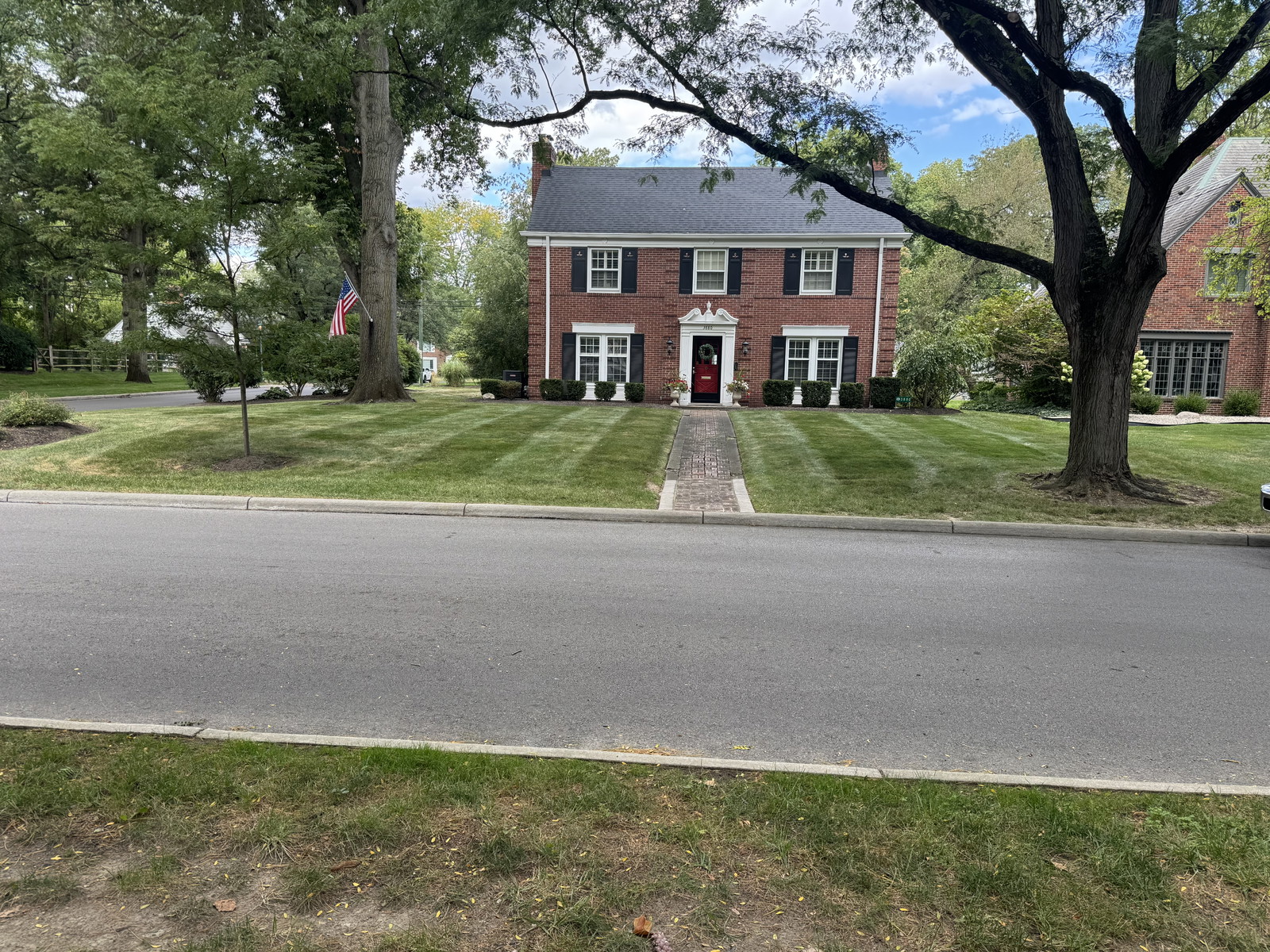Deluxe Lawn & Landscaping LLC